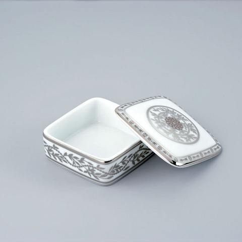 THG MARQUISE BLANC DECOR PLATINE Коробка для таблеток керамическая, квадратная 55х55 мм., настольная, декор платина, цвет белый, A7G-A02-4617