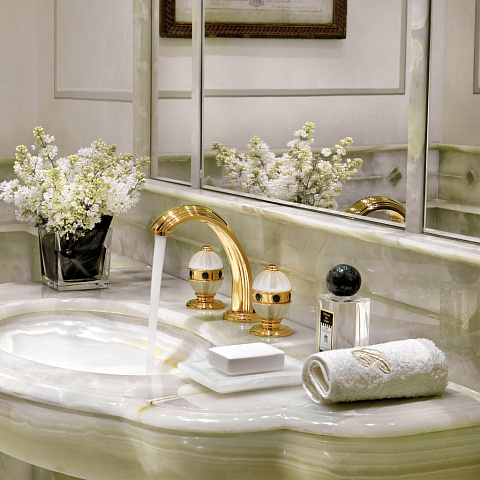 THG AMBOISE ONYX NOIR Смеситель для раковины на 3 отверстия, с донным клапаном, вставки темный оникс, цвет полированное золото, A1M-F01-151