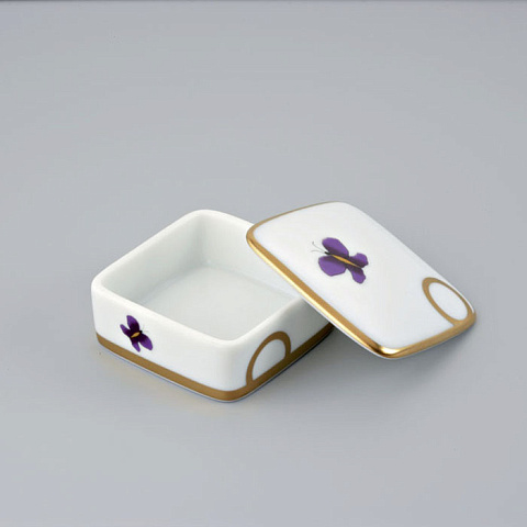 THG CAPUCINE MAUVE DECOR OR Коробка для таблеток керамическая, квадратная 55х55 мм., настольная, декор золото/лиловый, цвет белый, A7D-A02-4617